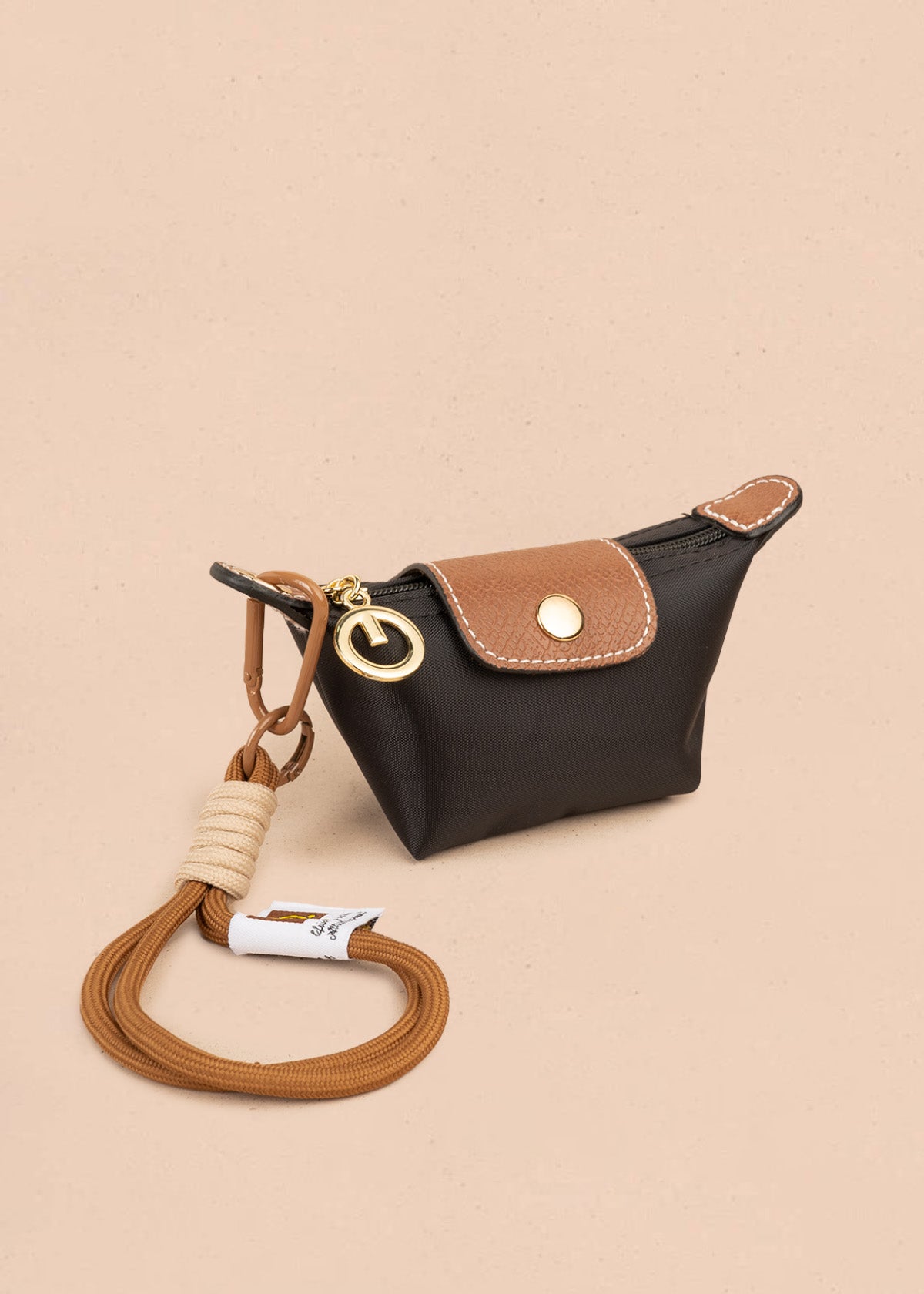 Monedero color negro con solapa decorativa 106805