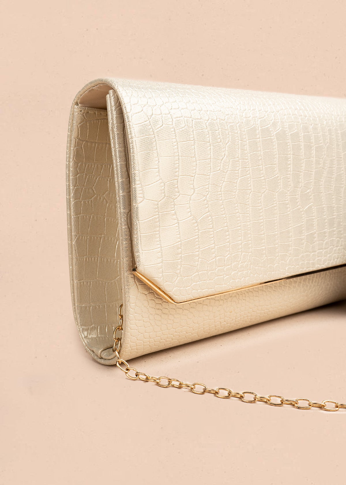 Bolso de fiesta color dorado con textura croco 106806