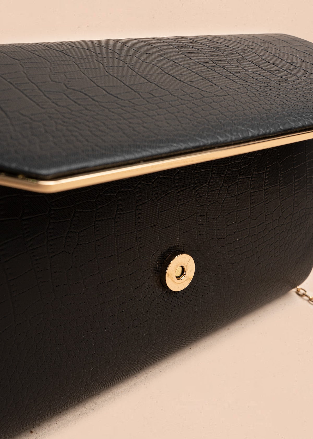 Bolso de fiesta color negro con textura croco 106806