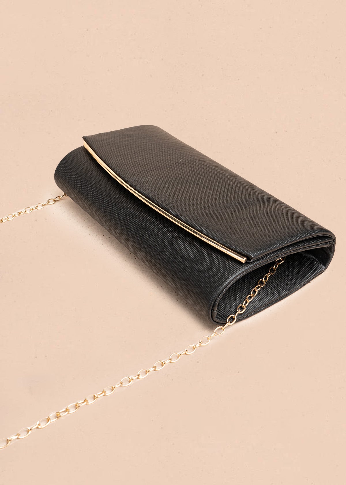Bolso de fiesta color negro con detalle dorado 106807