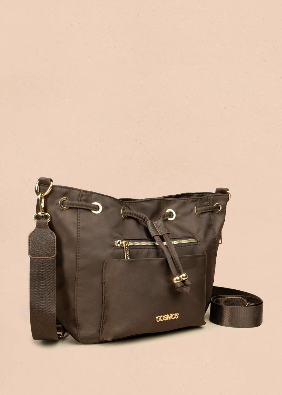 Bolso manos libres color chocolate con dos bolsillos adelante 106837