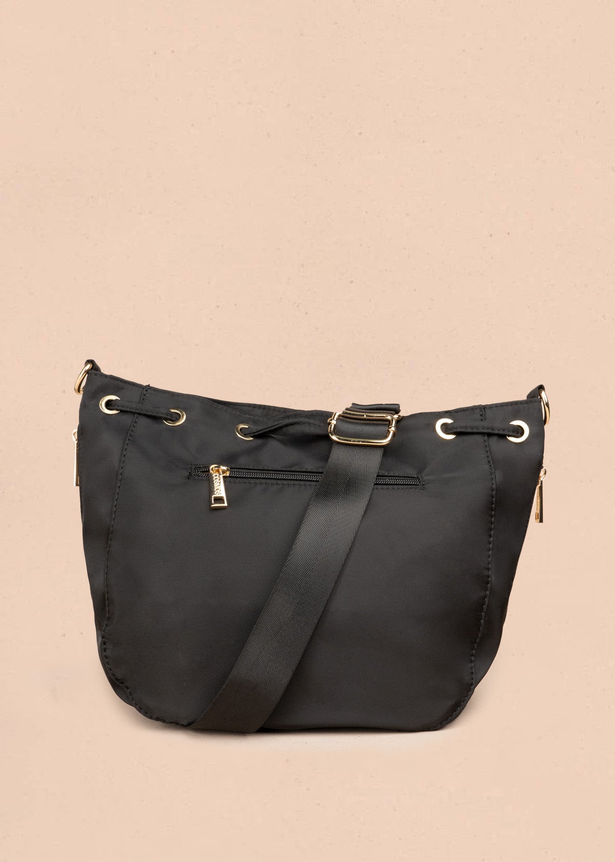 Bolso manos libres color negro con dos bolsillos adelante 106837