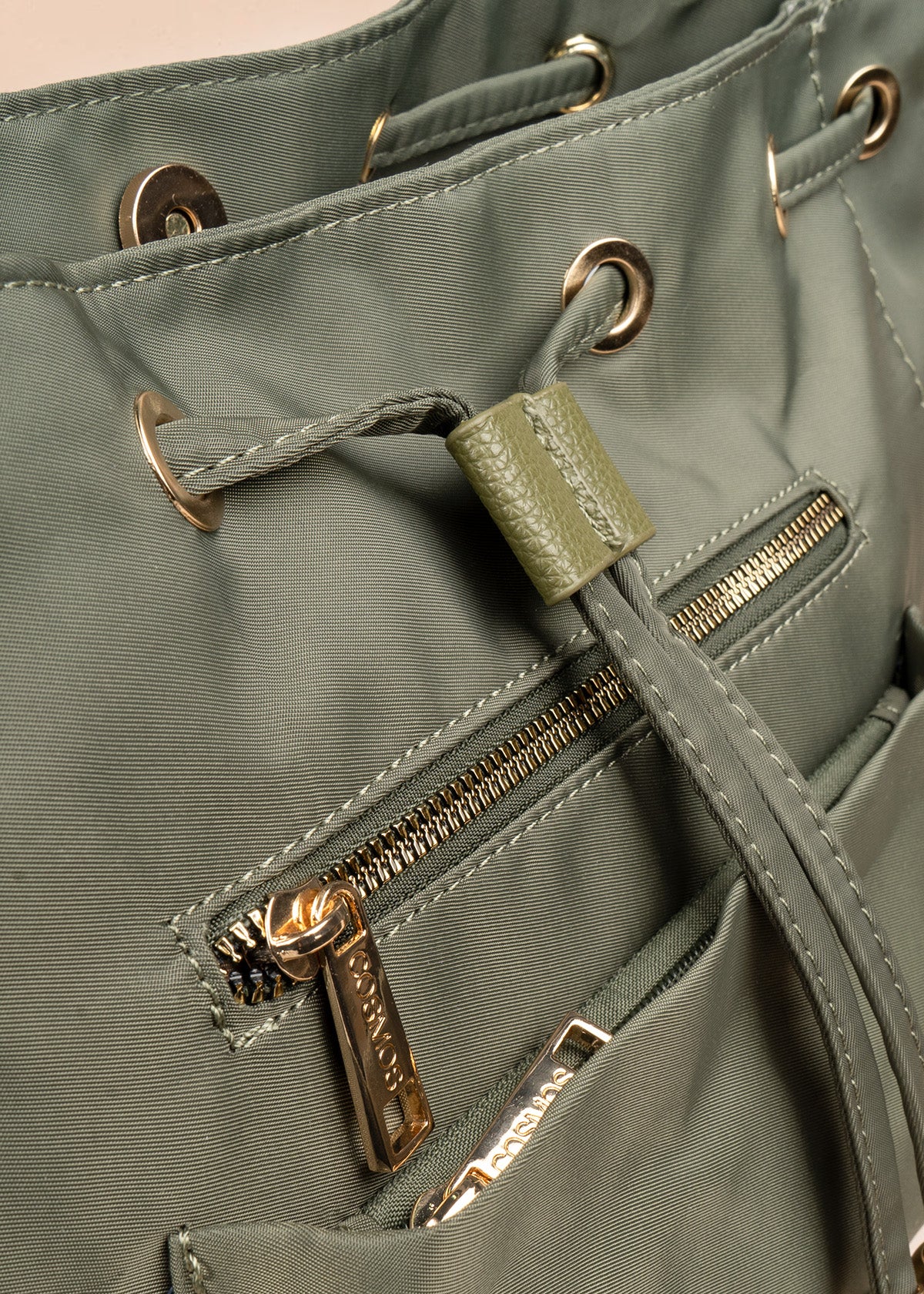 Bolso manos libres color verde con dos bolsillos adelante 106837