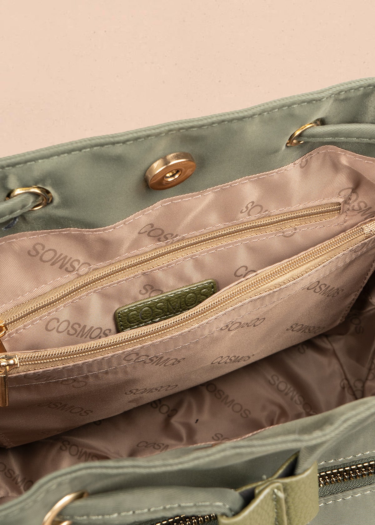 Bolso manos libres color verde con dos bolsillos adelante 106837