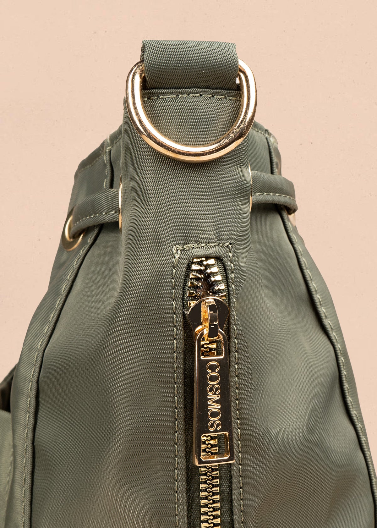 Bolso manos libres color verde con dos bolsillos adelante 106837