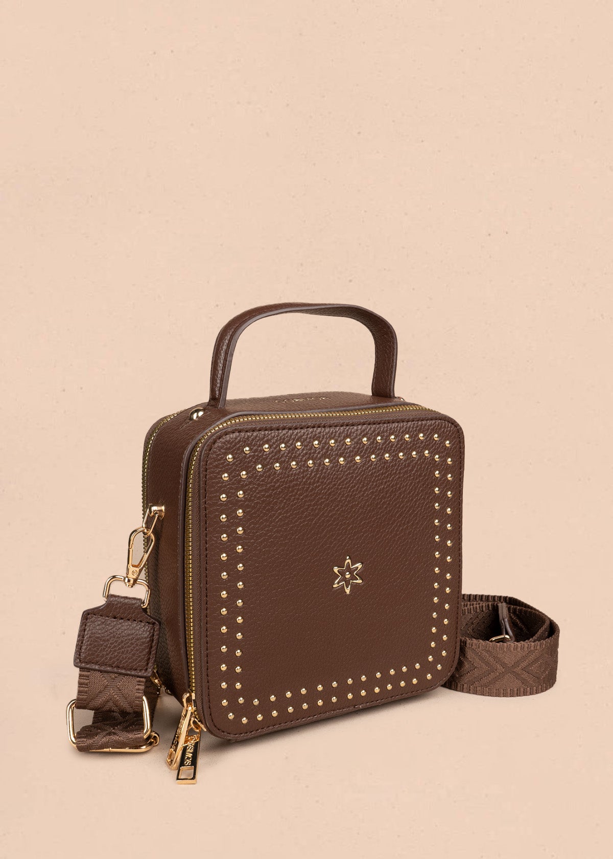 Bolso manos libres color chocolate con taches 106839