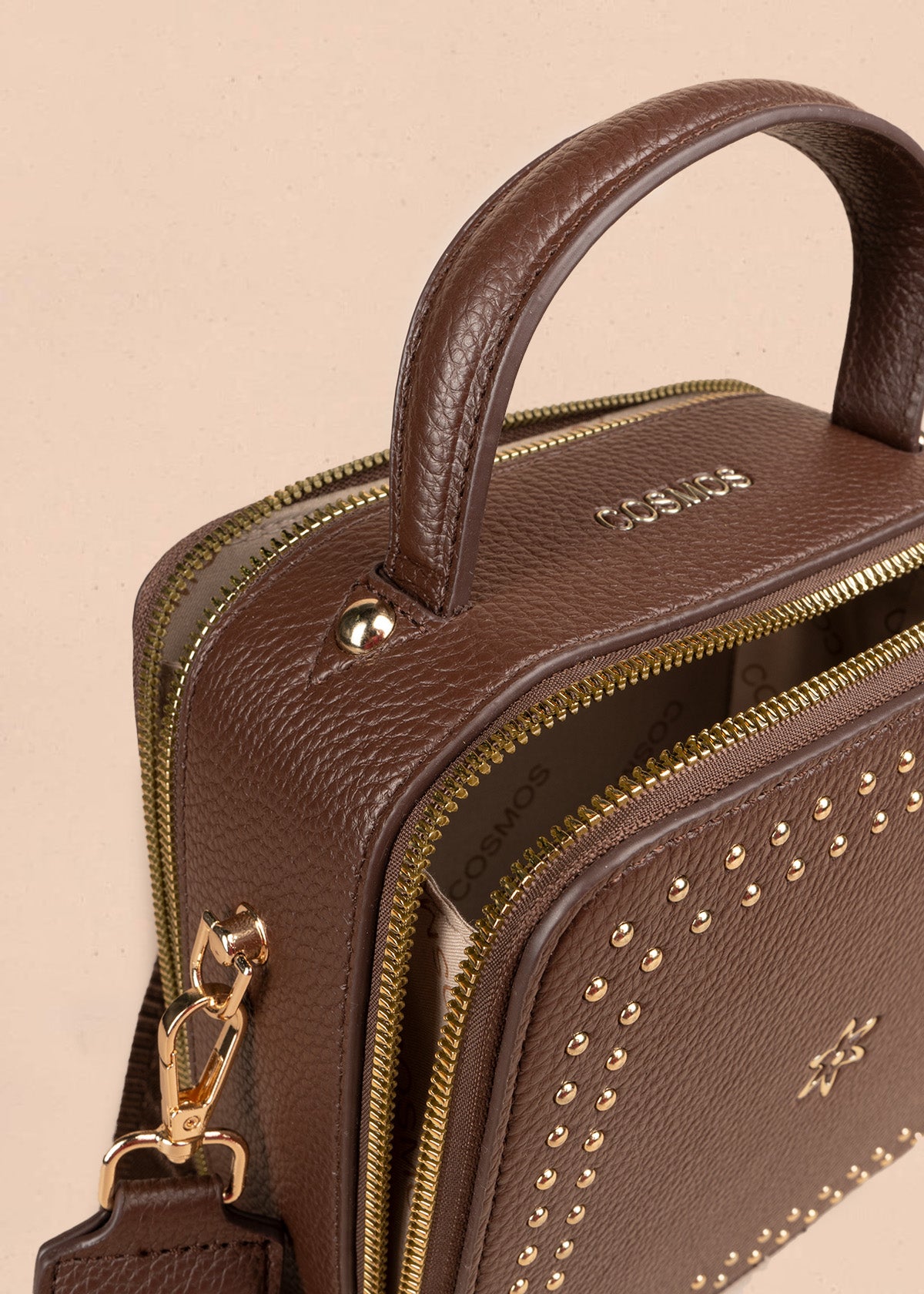 Bolso manos libres color chocolate con taches 106839