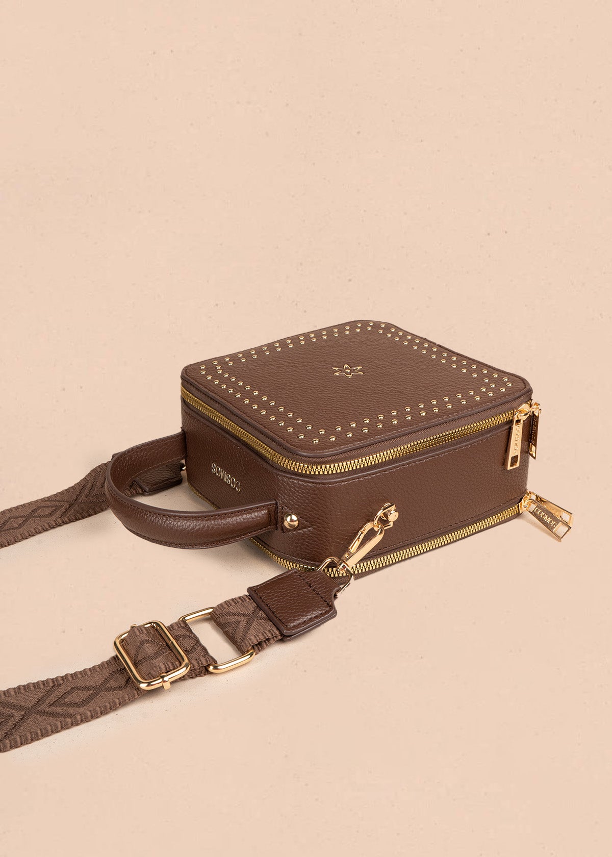 Bolso manos libres color chocolate con taches 106839