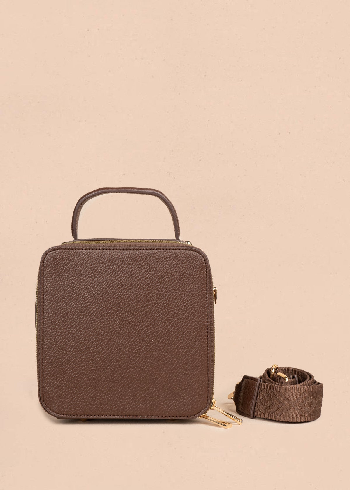 Bolso manos libres color chocolate con taches 106839