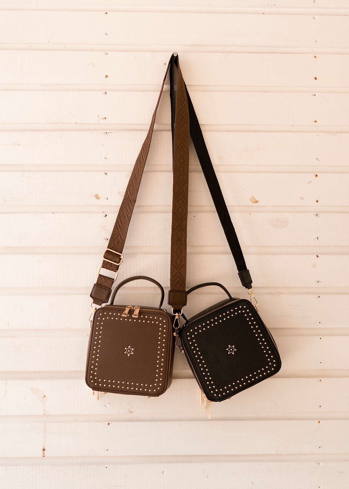 Bolso manos libres color negro con taches 106839