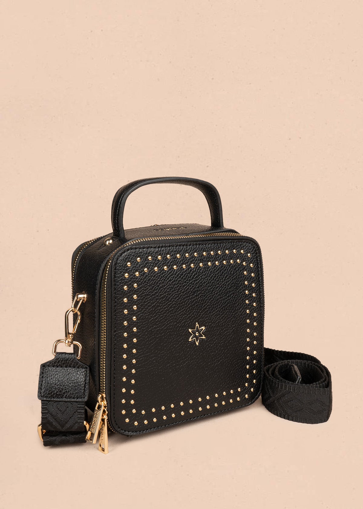 Bolso manos libres color negro con taches 106839