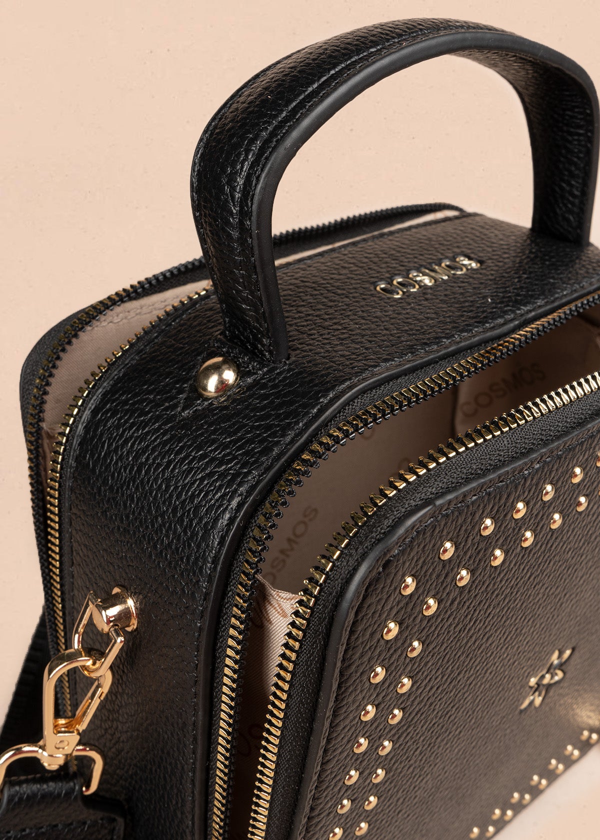 Bolso manos libres color negro con taches 106839