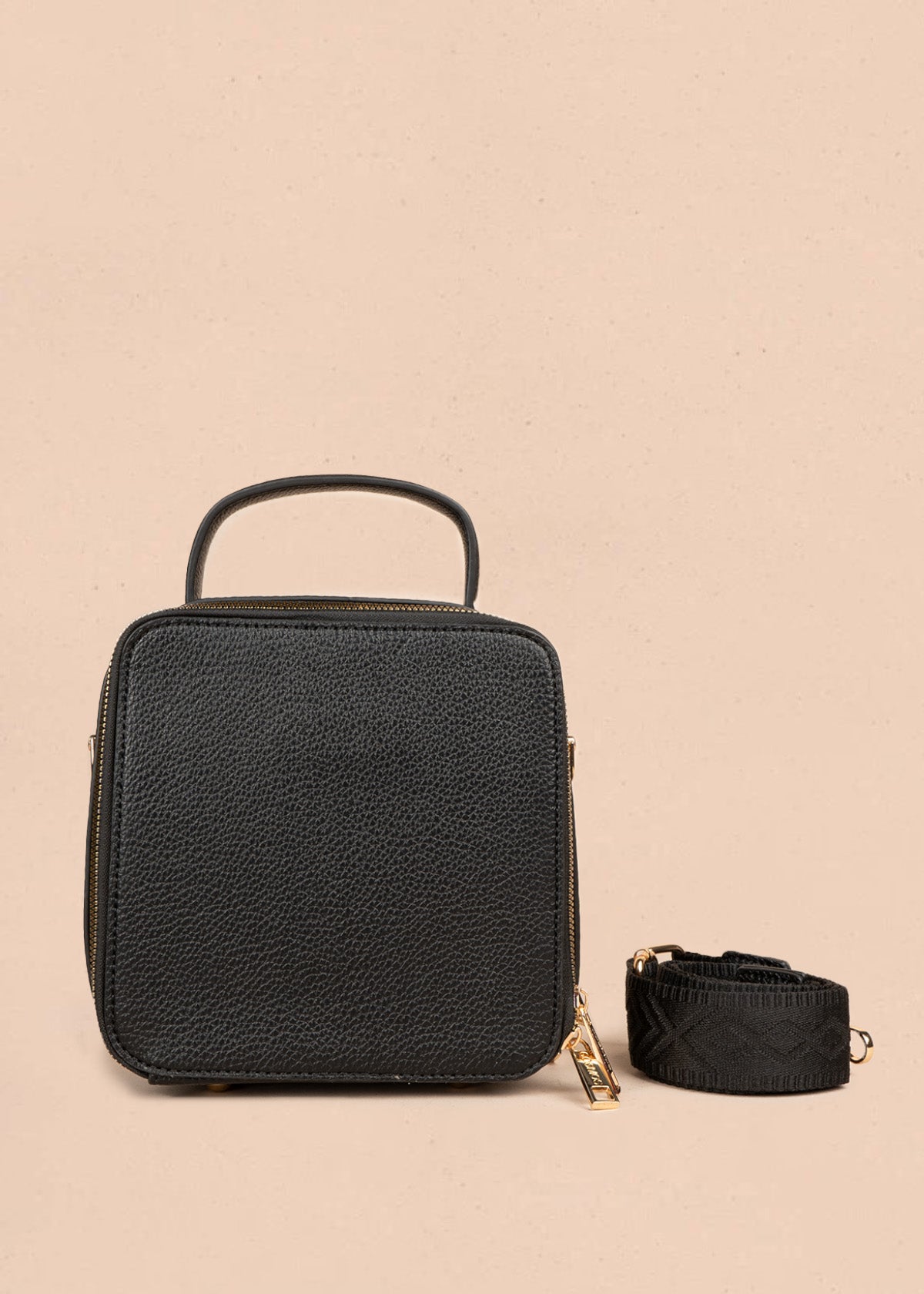Bolso manos libres color negro con taches 106839