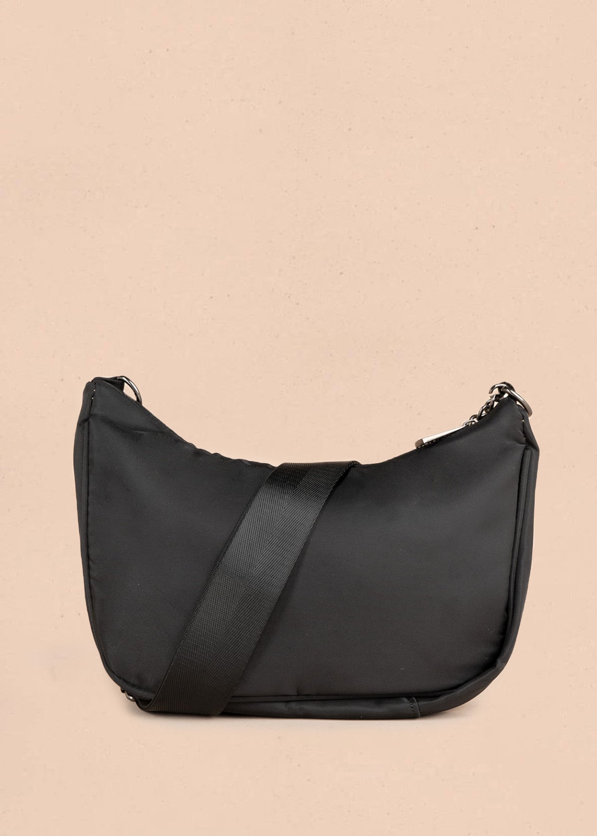 Bolso manos libres color negro con cadena 106841