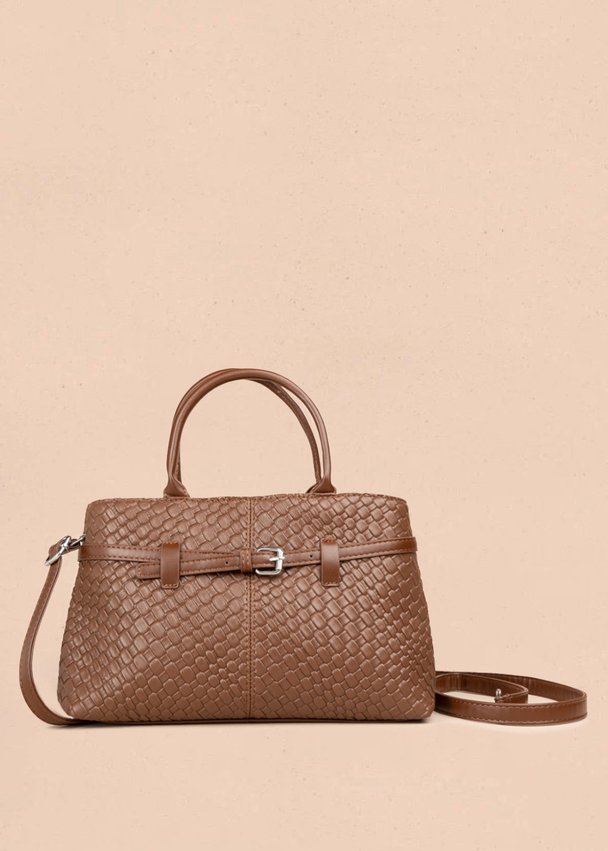 Bolso tipo cartera color chocolate con textura trenzada 106842