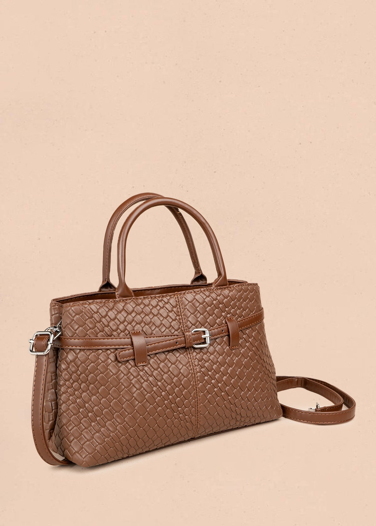 Bolso tipo cartera color chocolate con textura trenzada 106842