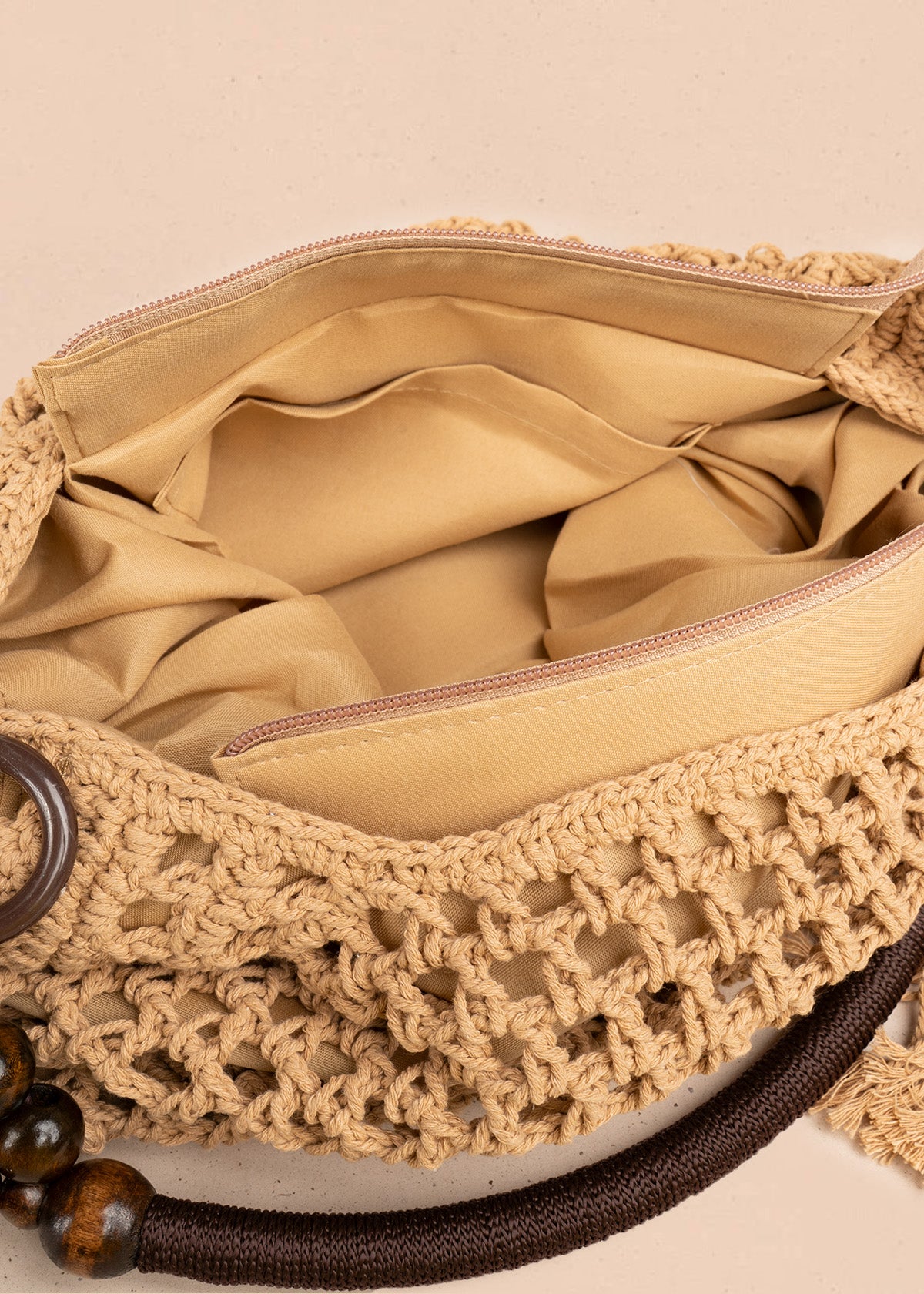 Bolso tipo shopping color caqui tejido calado con borla decorativa 106845
