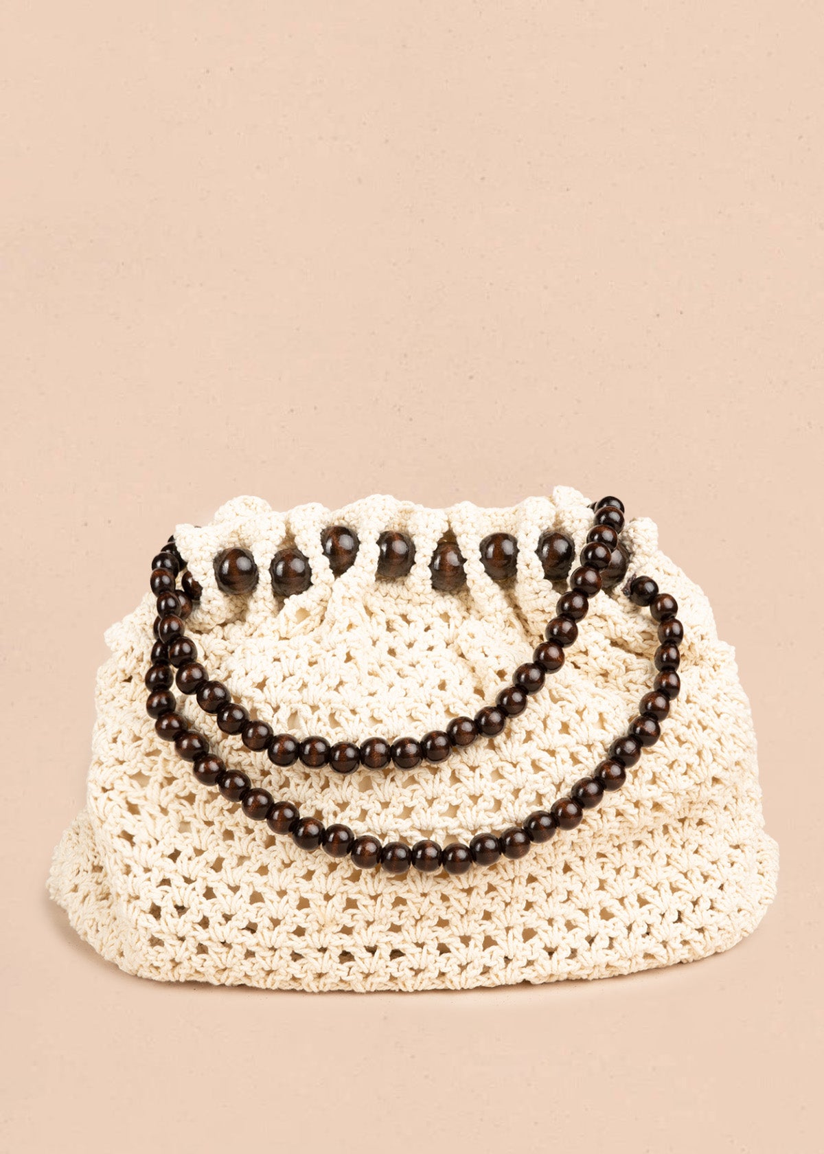 Bolso tipo shopping color beige tejido con asa de esferas de madera 106846