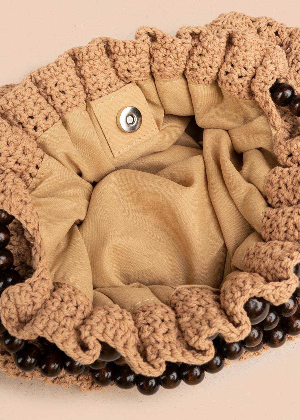 Bolso tipo shopping color caqui tejido con asa de esferas de madera 106846