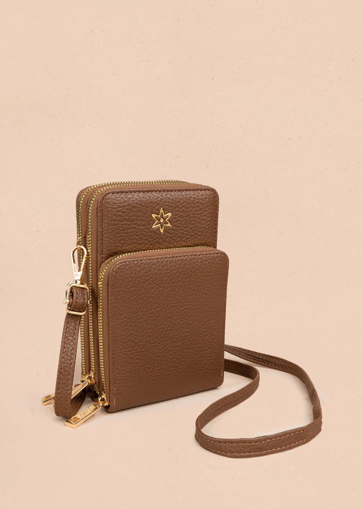Porta celular color chocolate con doble compartimento y cierres dorados 106847
