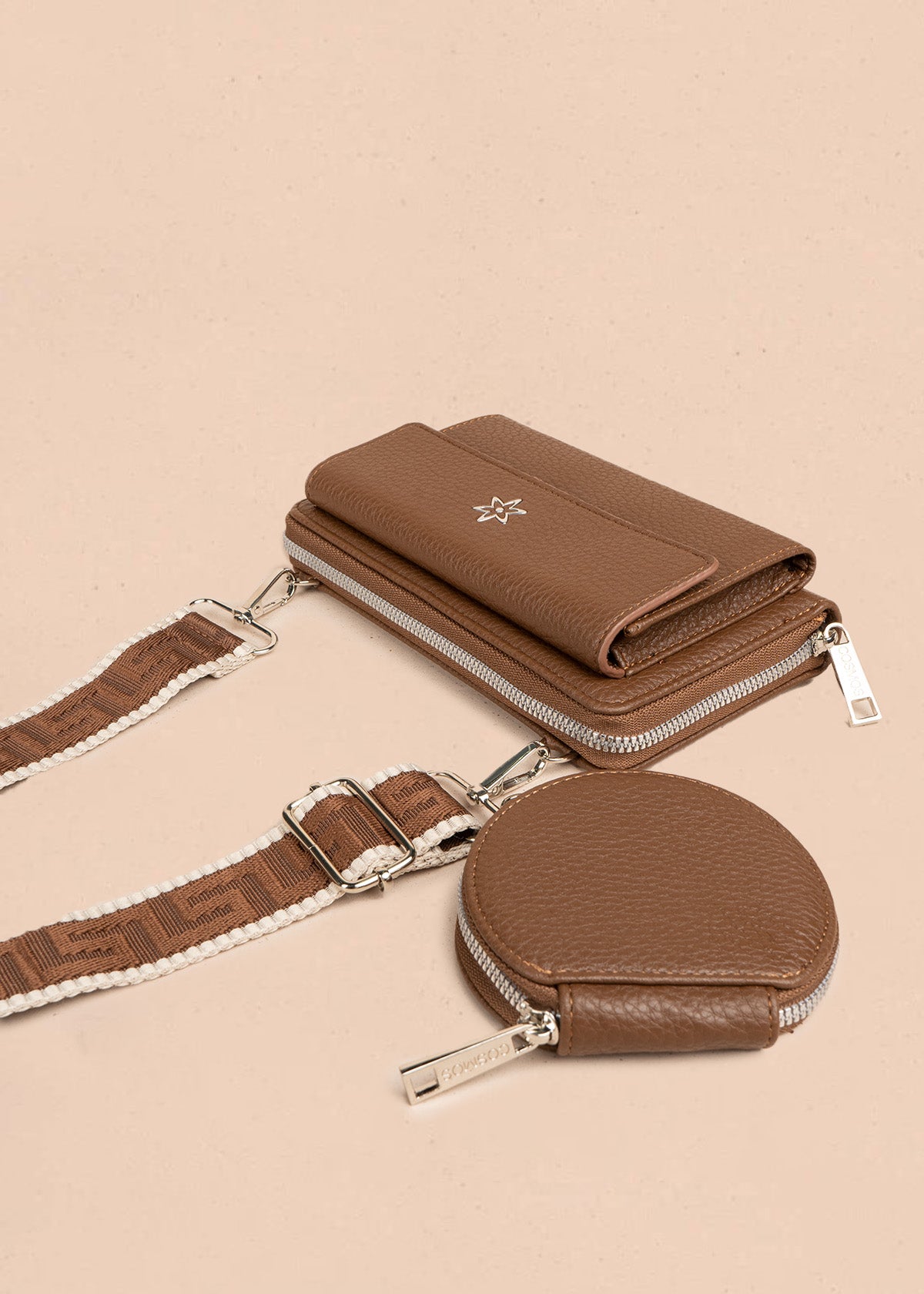 Porta celular con monedero circular color chocolate 106848