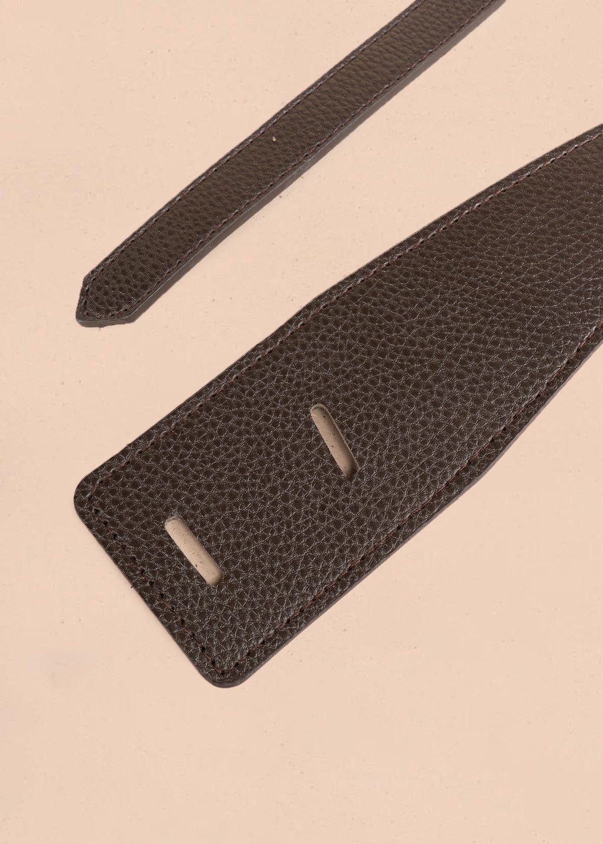 Cinturón de cuero café con hebilla rectangular 106893