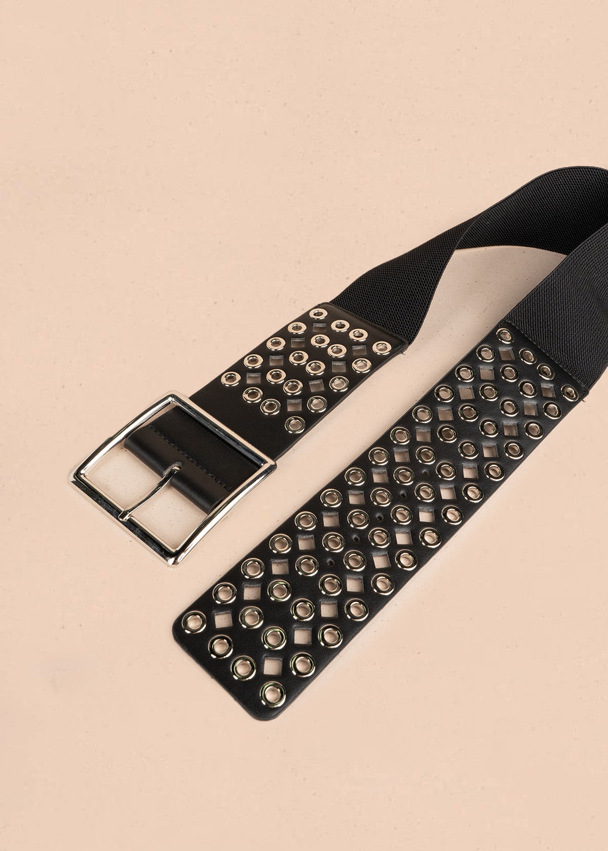 Cinturón ancho de cuero color negro con perforaciones y hebilla cuadrada plateada 106895