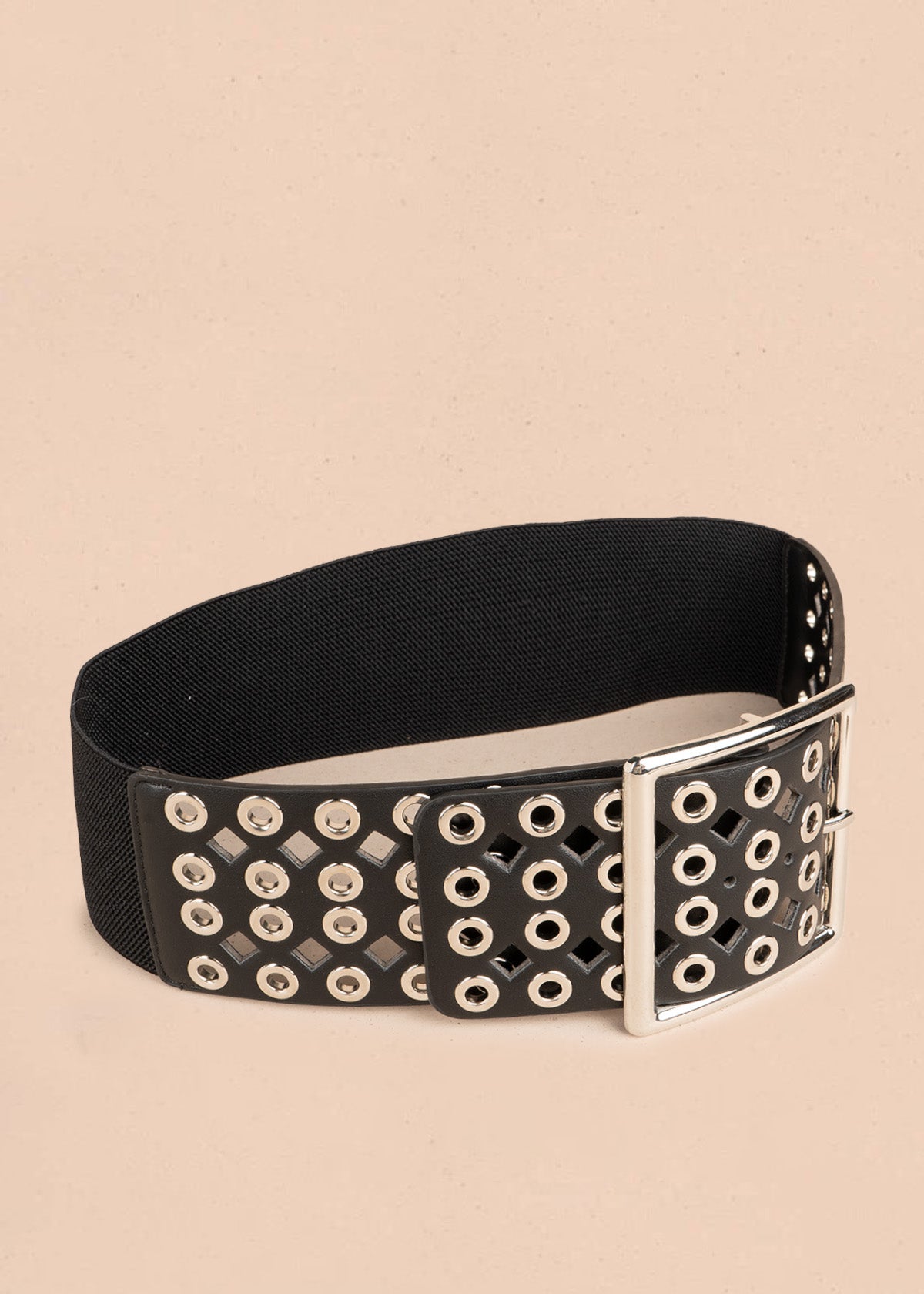 Cinturón ancho de cuero color negro con perforaciones y hebilla cuadrada plateada 106895