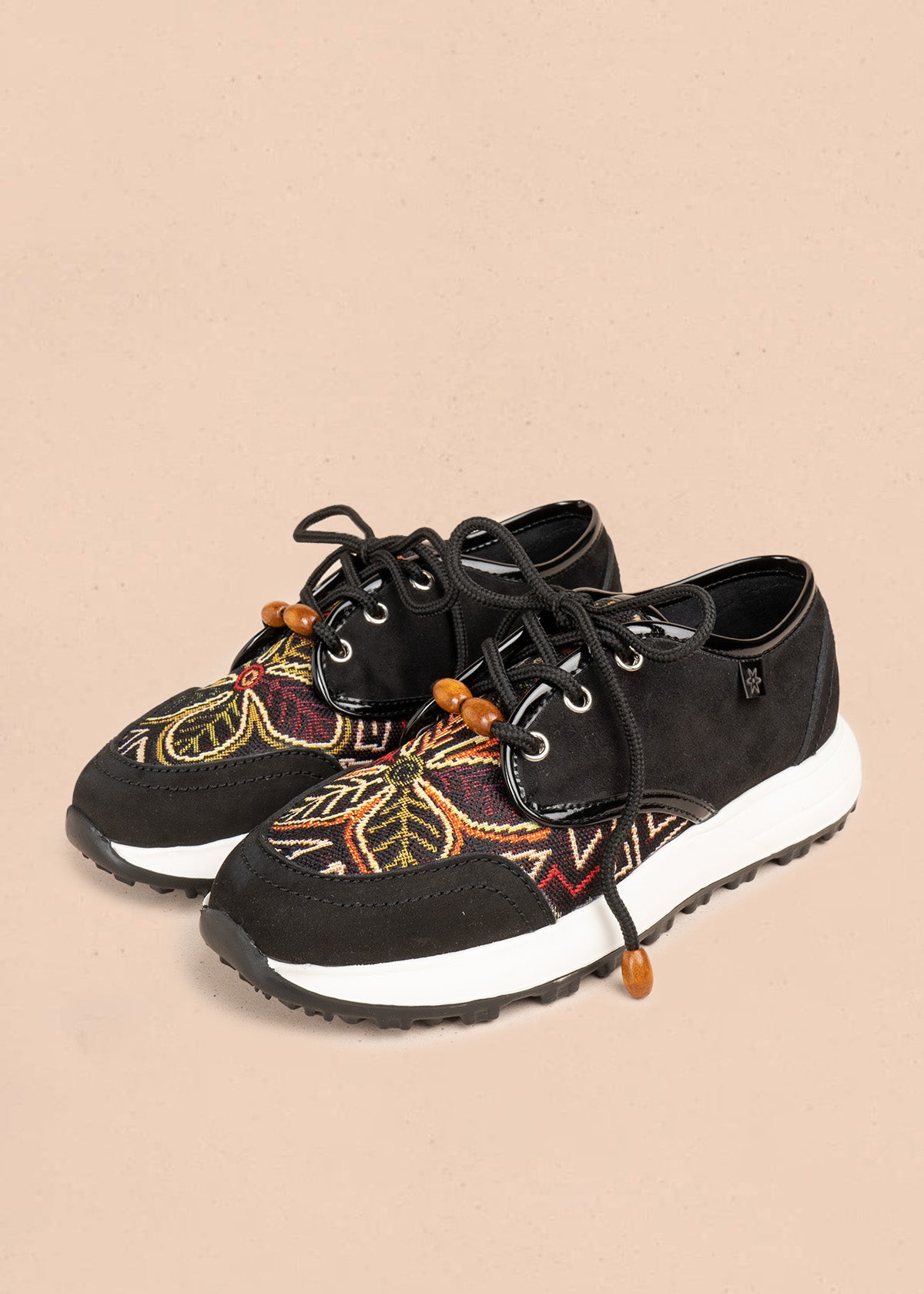 Tenis en gamuza color negro con panel tejido multicolor 106898