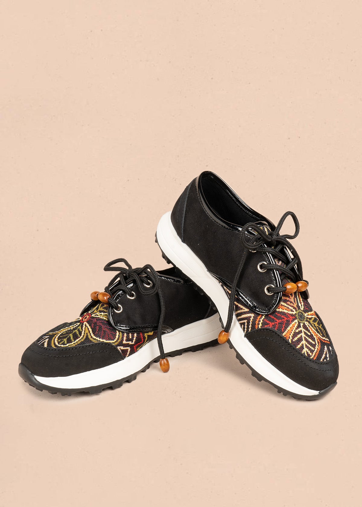 Tenis en gamuza color negro con panel tejido multicolor 106898