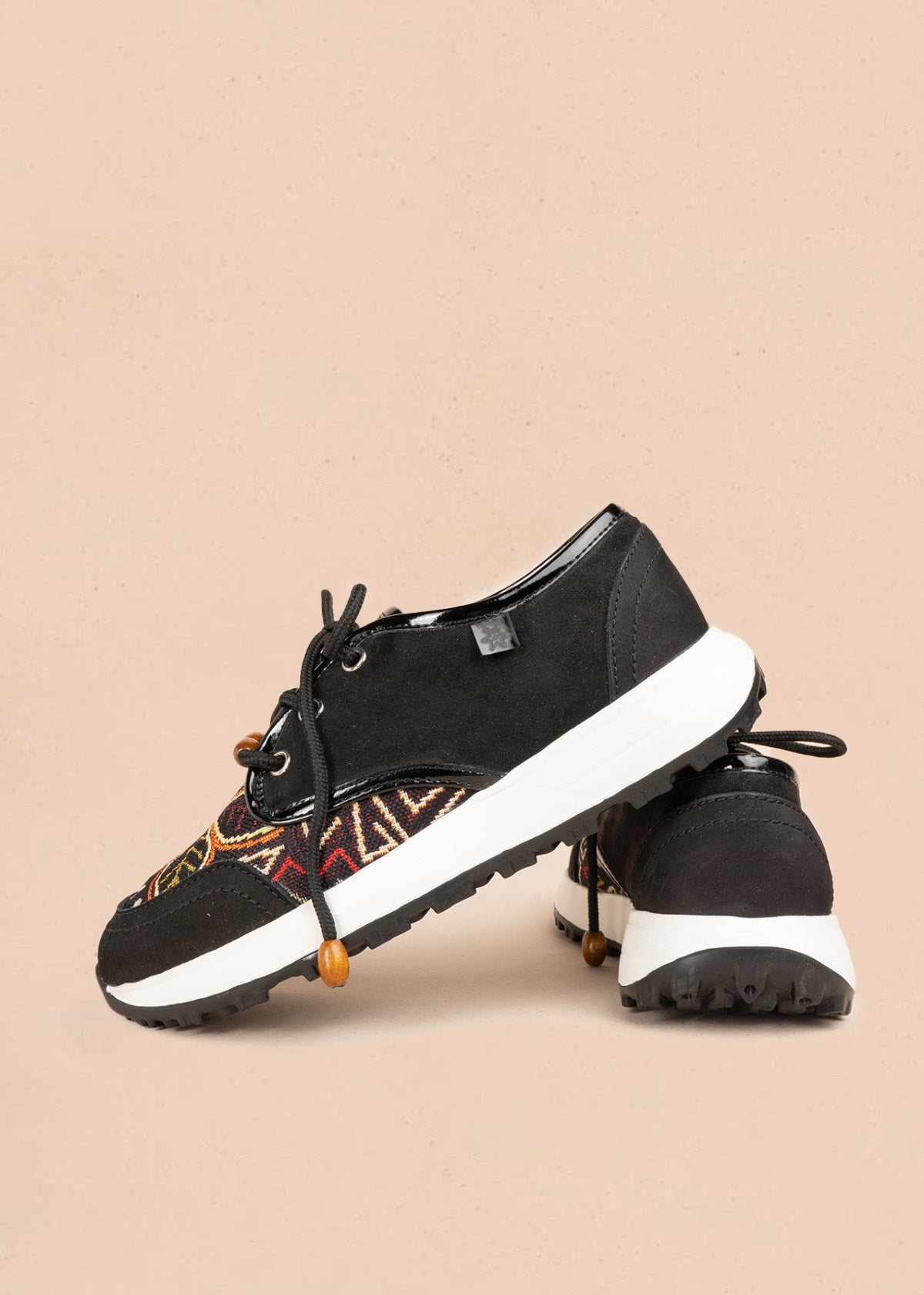 Tenis en gamuza color negro con panel tejido multicolor 106898