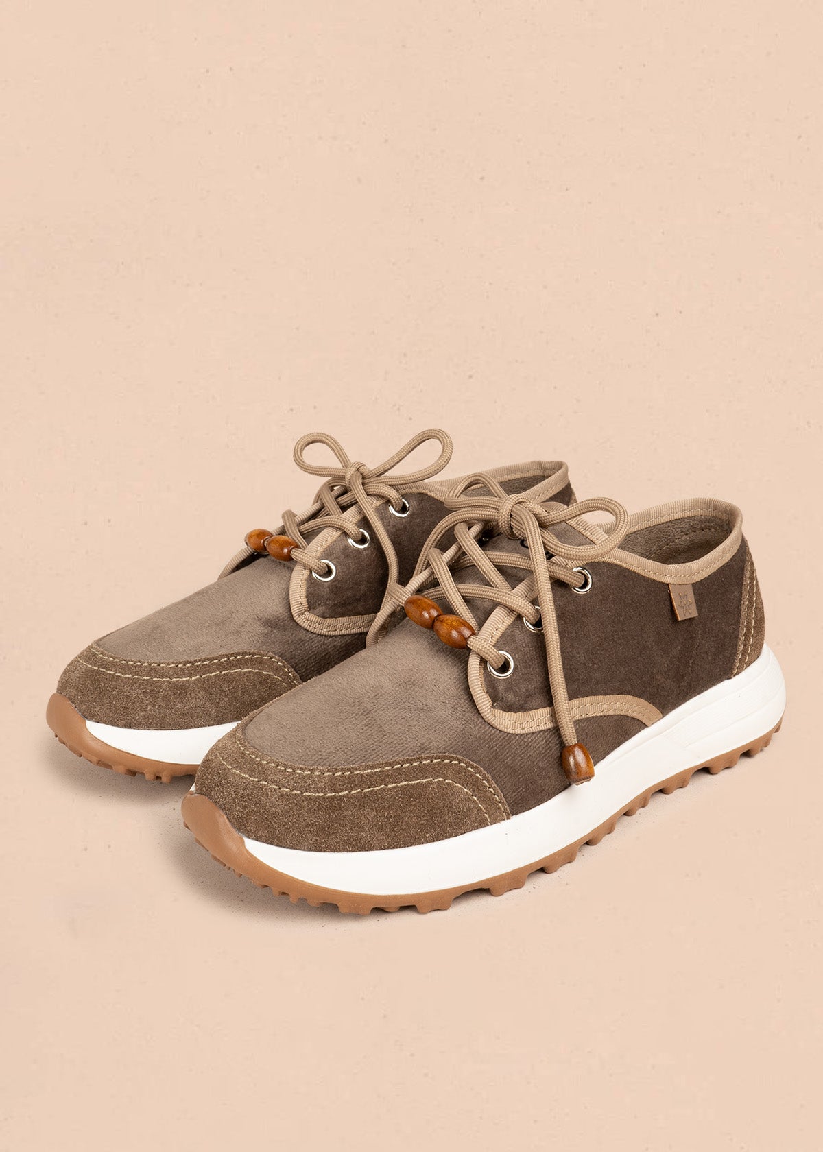 Tenis en gamuza café con cordones trenzados 106899