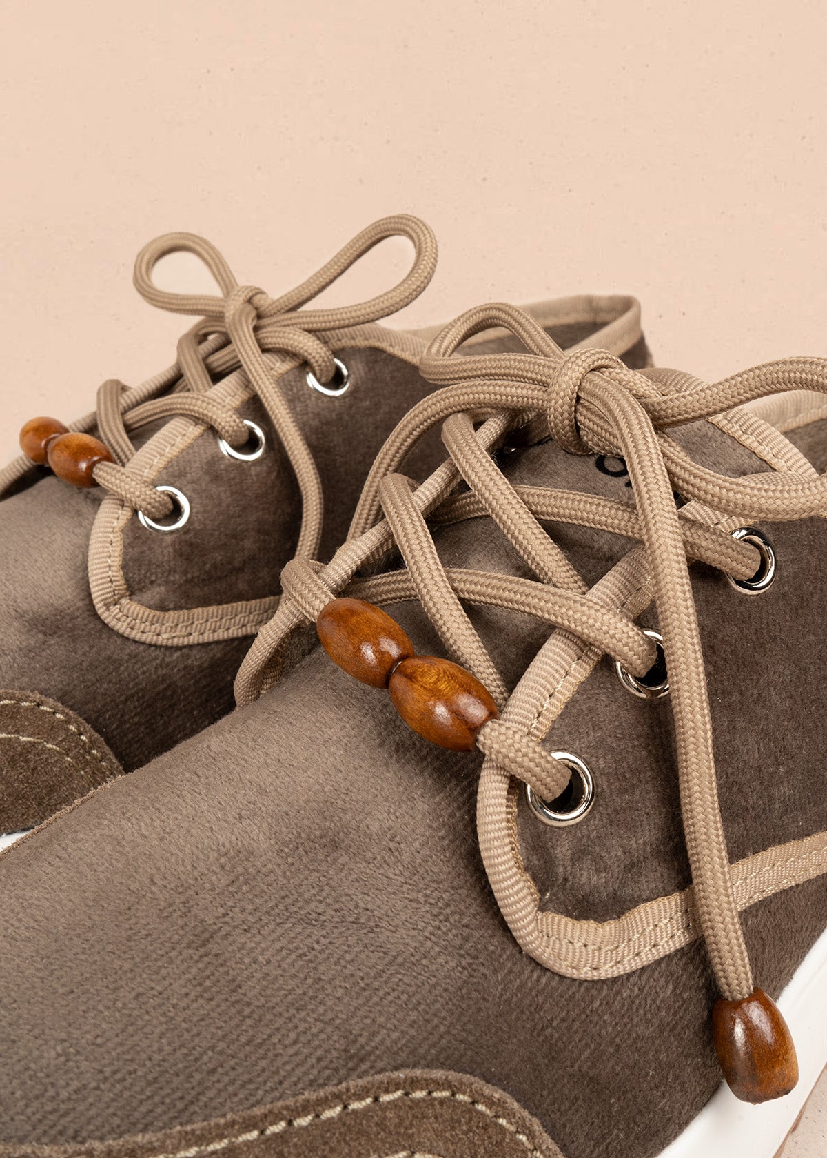 Tenis en gamuza café con cordones trenzados 106899