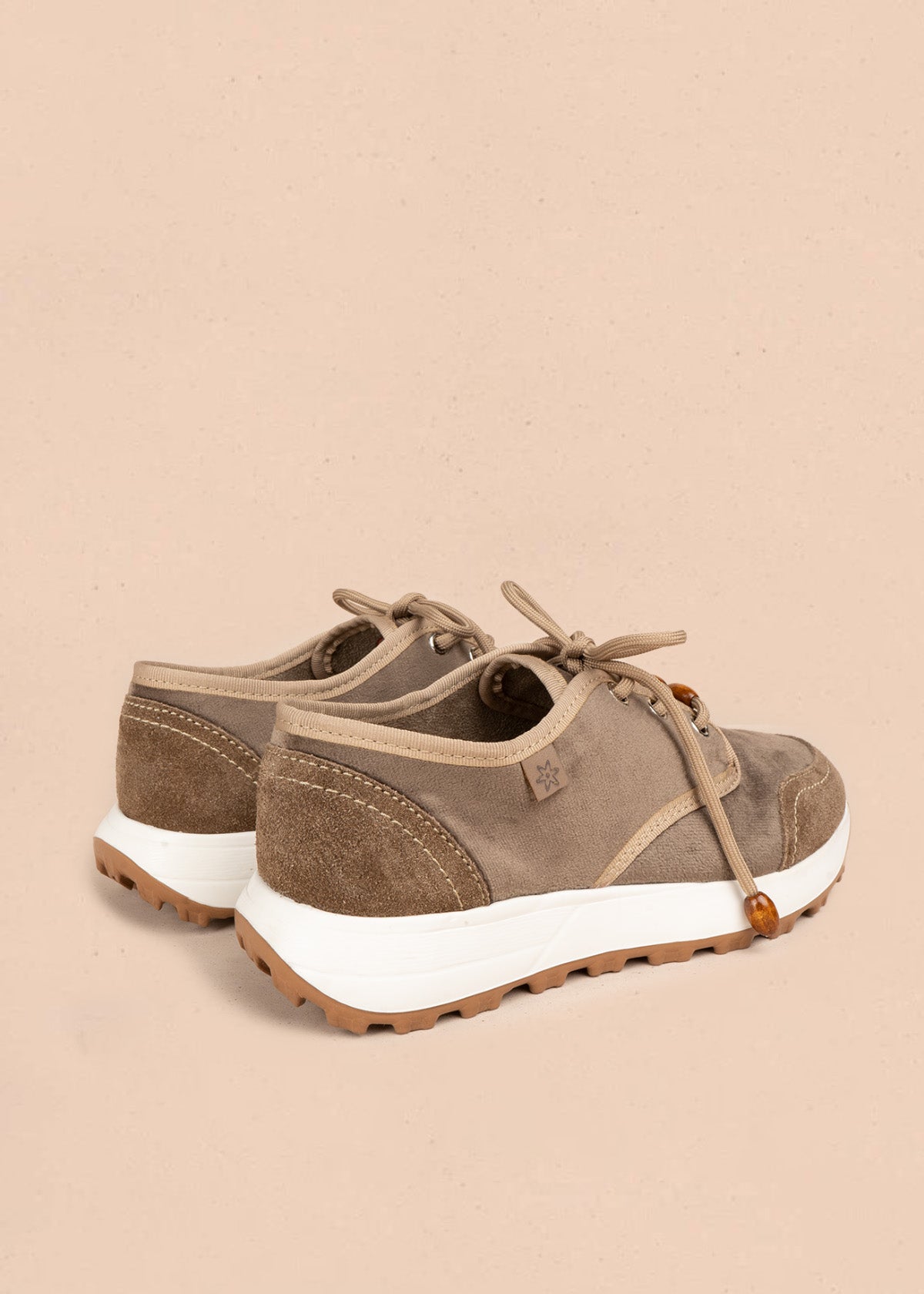 Tenis en gamuza café con cordones trenzados 106899