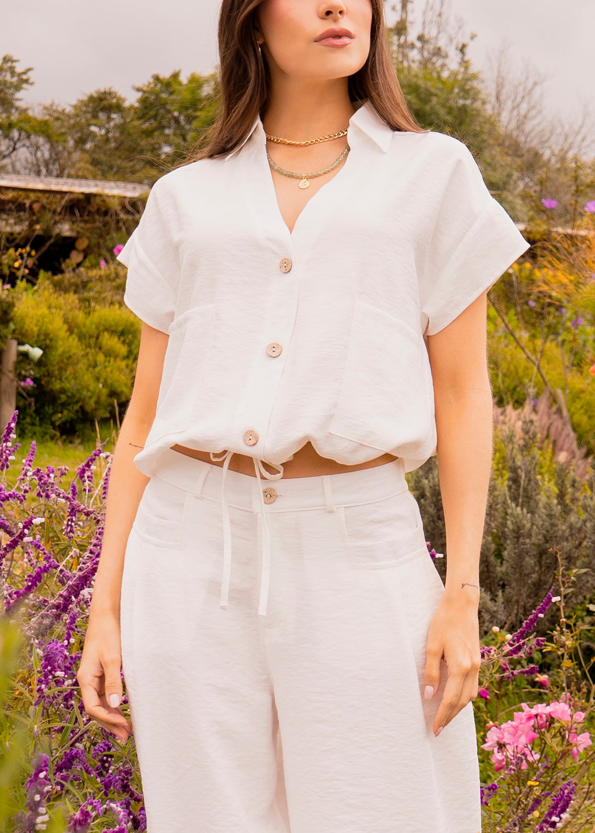 Camisa cruzada color beige con cuello solapa y manga corta amplia 106903