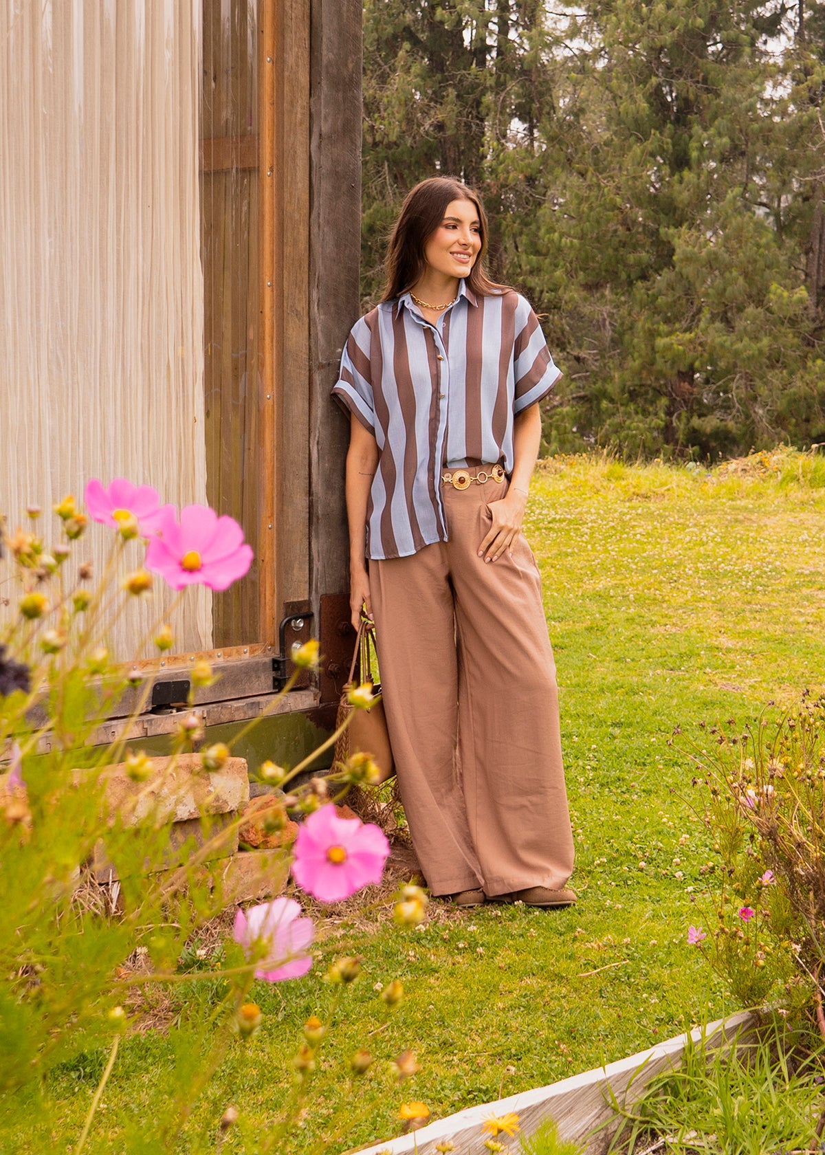 Pantalón pierna ancha color camel con botones de nácar 106904