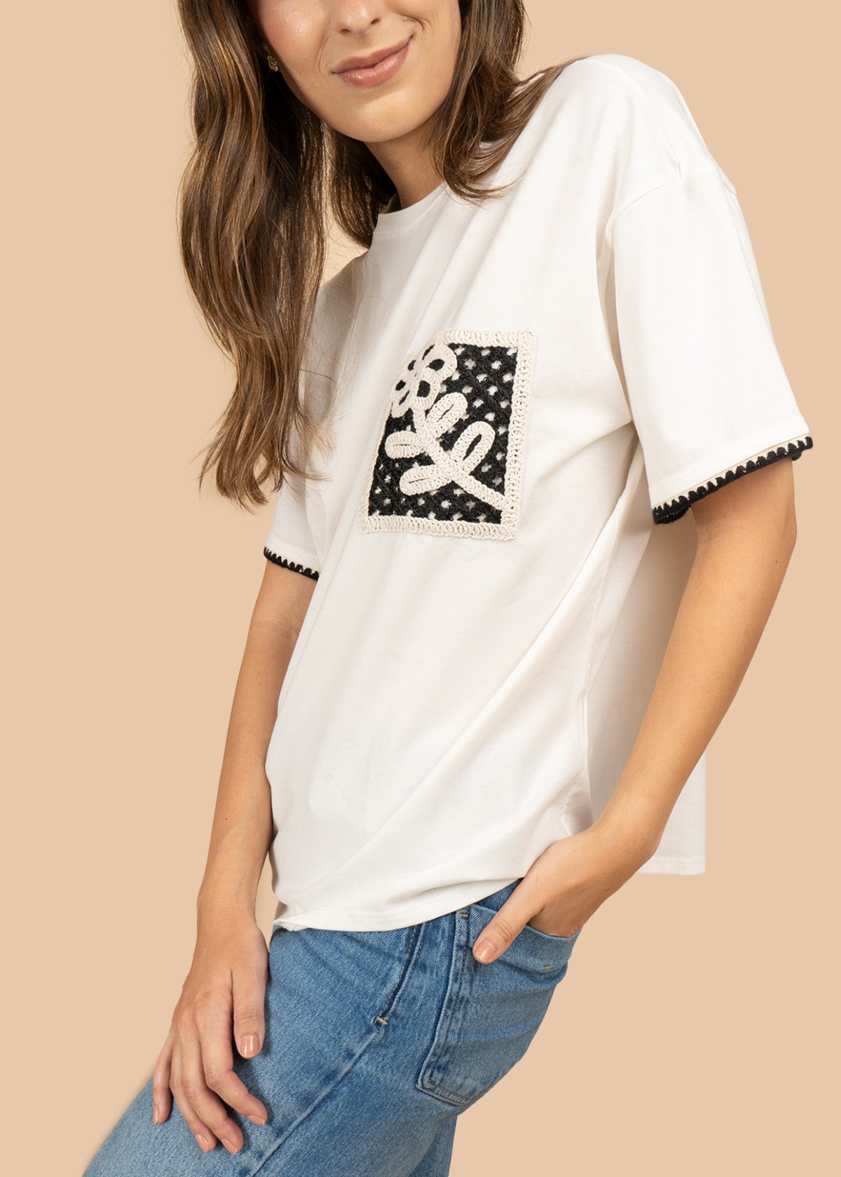 Camiseta oversize color beige con bolsillo bordado floral en crochet 106906