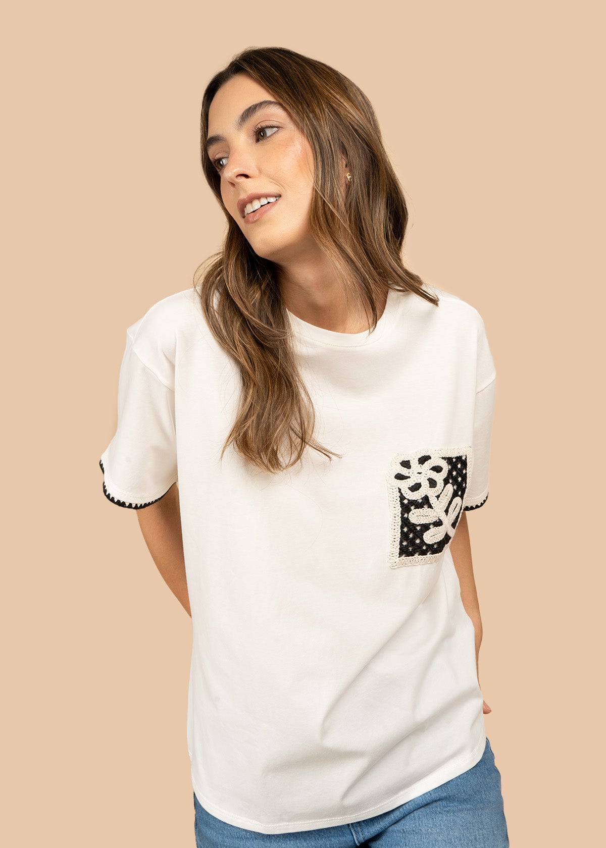 Camiseta oversize color beige con bolsillo bordado floral en crochet 106906