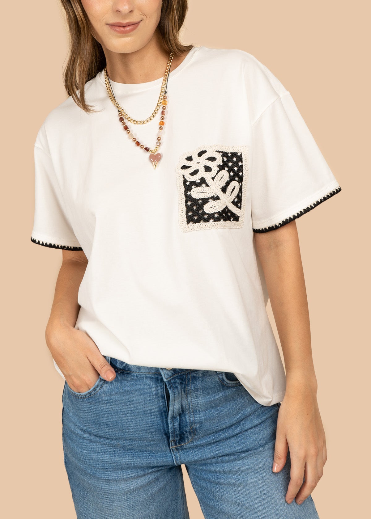 Camiseta oversize color beige con bolsillo bordado floral en crochet 106906