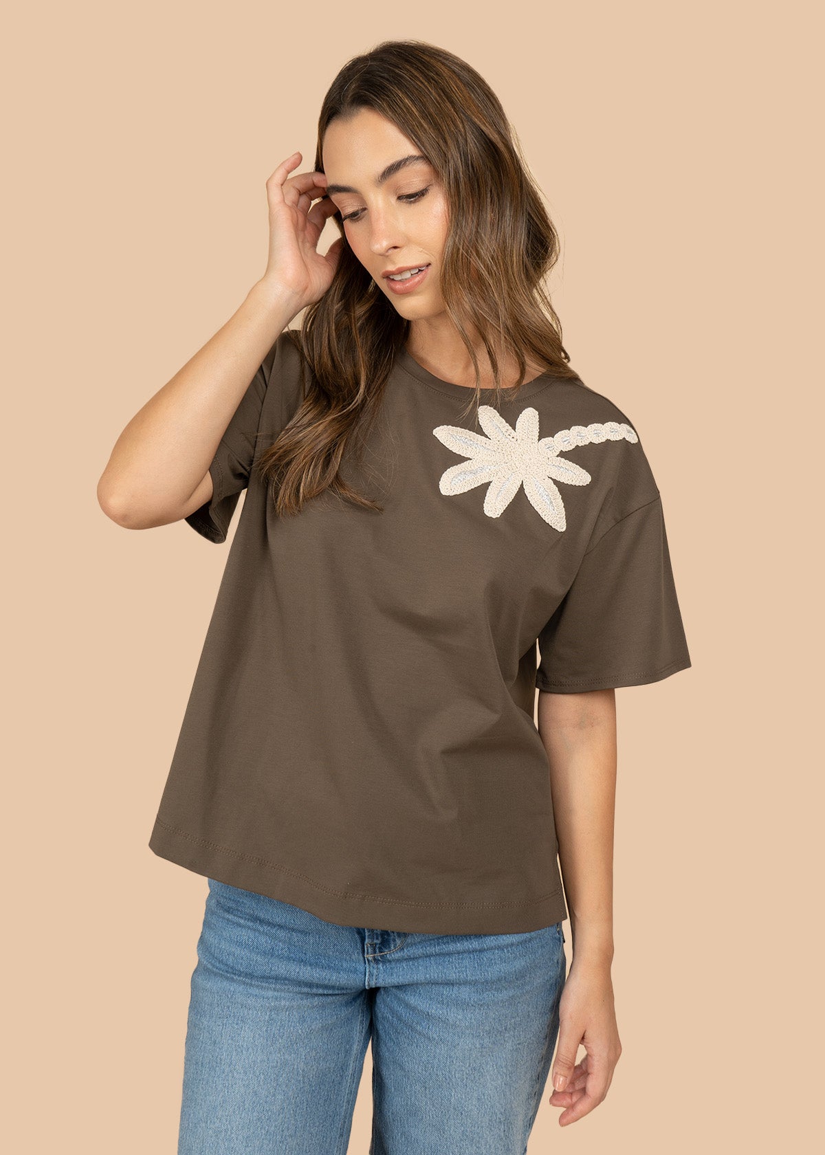 Camiseta color verde con cuello redondo y bordado de flor en contraste blanco 106909