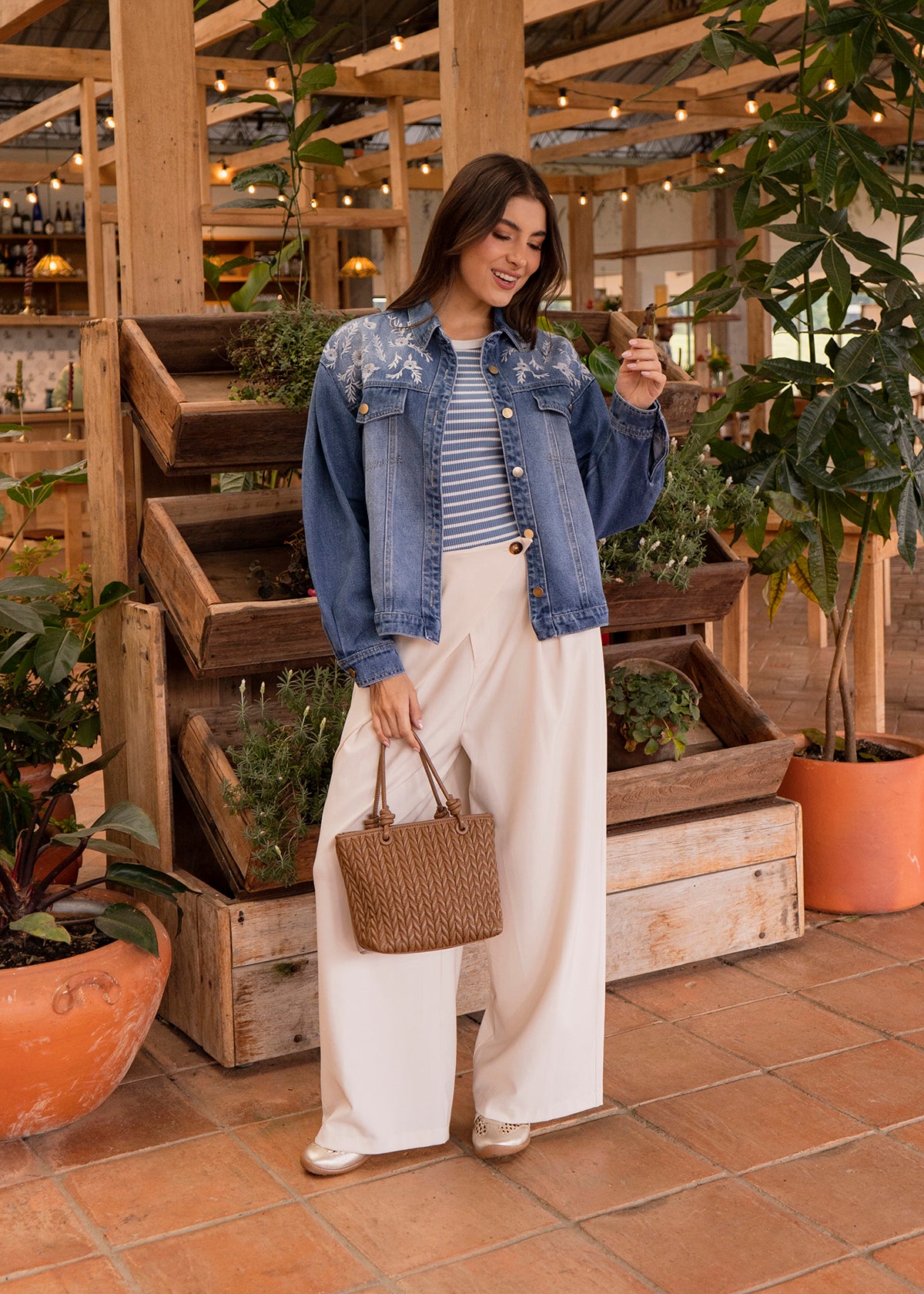 Chaqueta denim azul con bordado floral blanco 106912