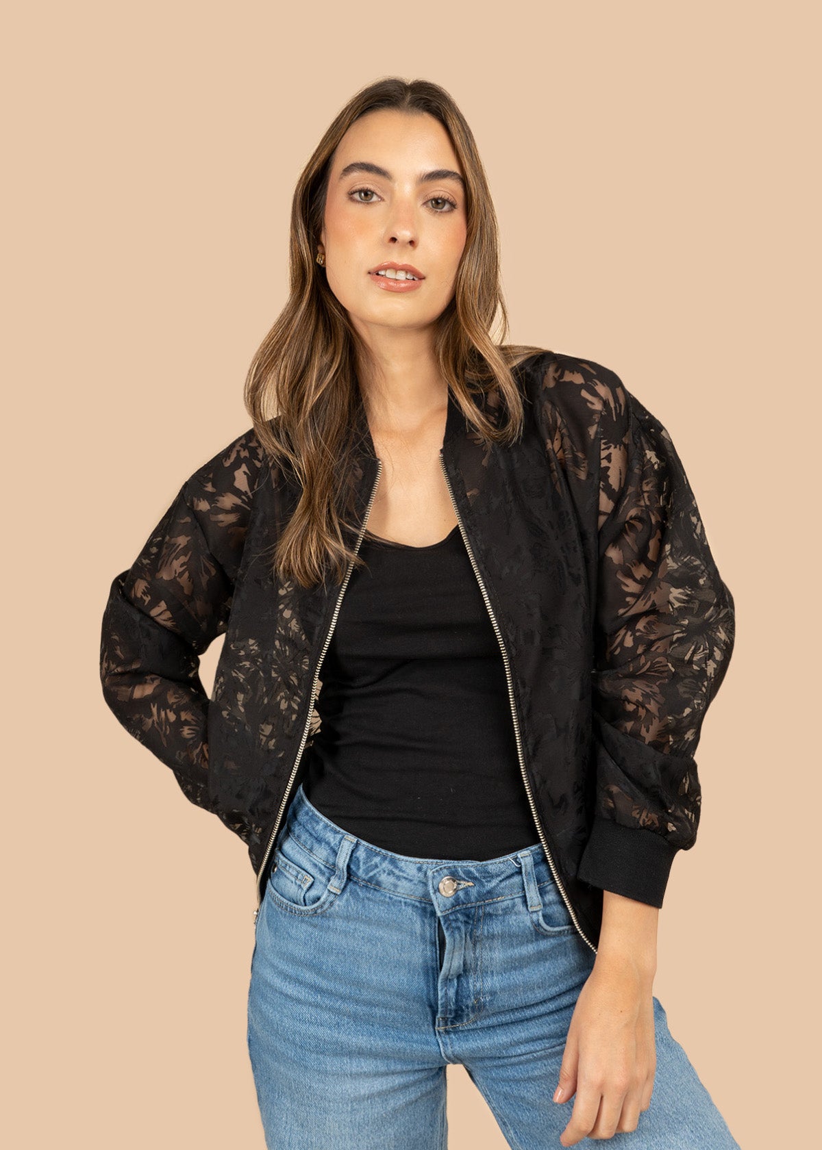 Chaqueta con trasparecías y bordados color NEGRO 106915