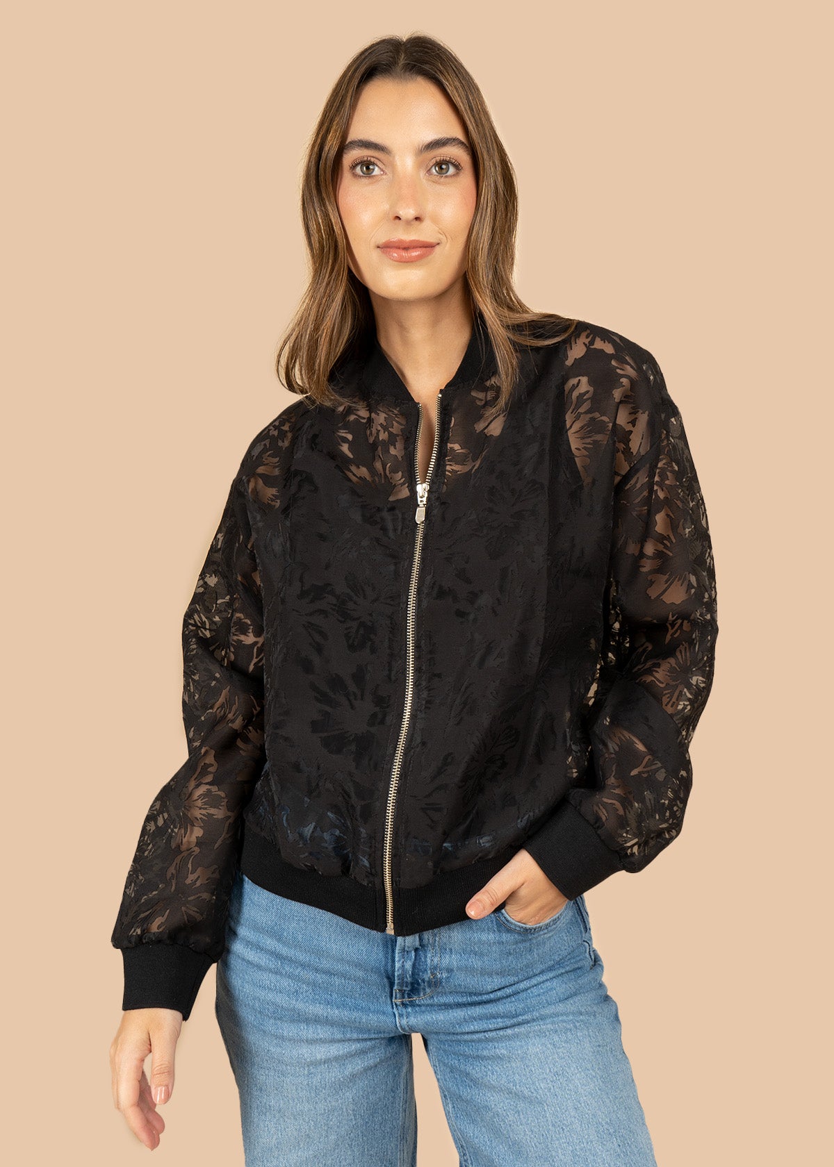 Chaqueta semitransparente en encaje floral negro con cierre frontal 106915