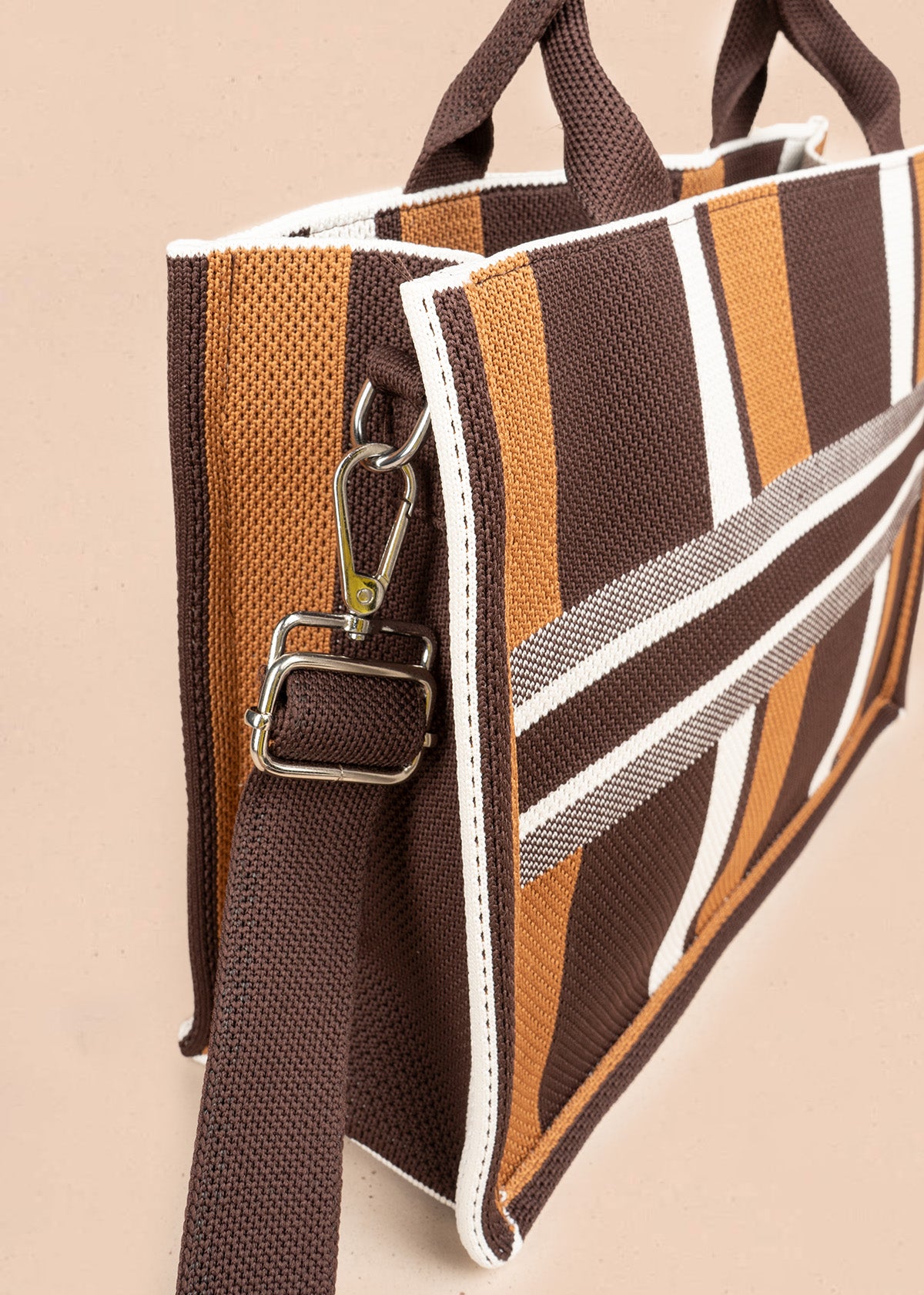Bolso en textil color café con rayas 106917