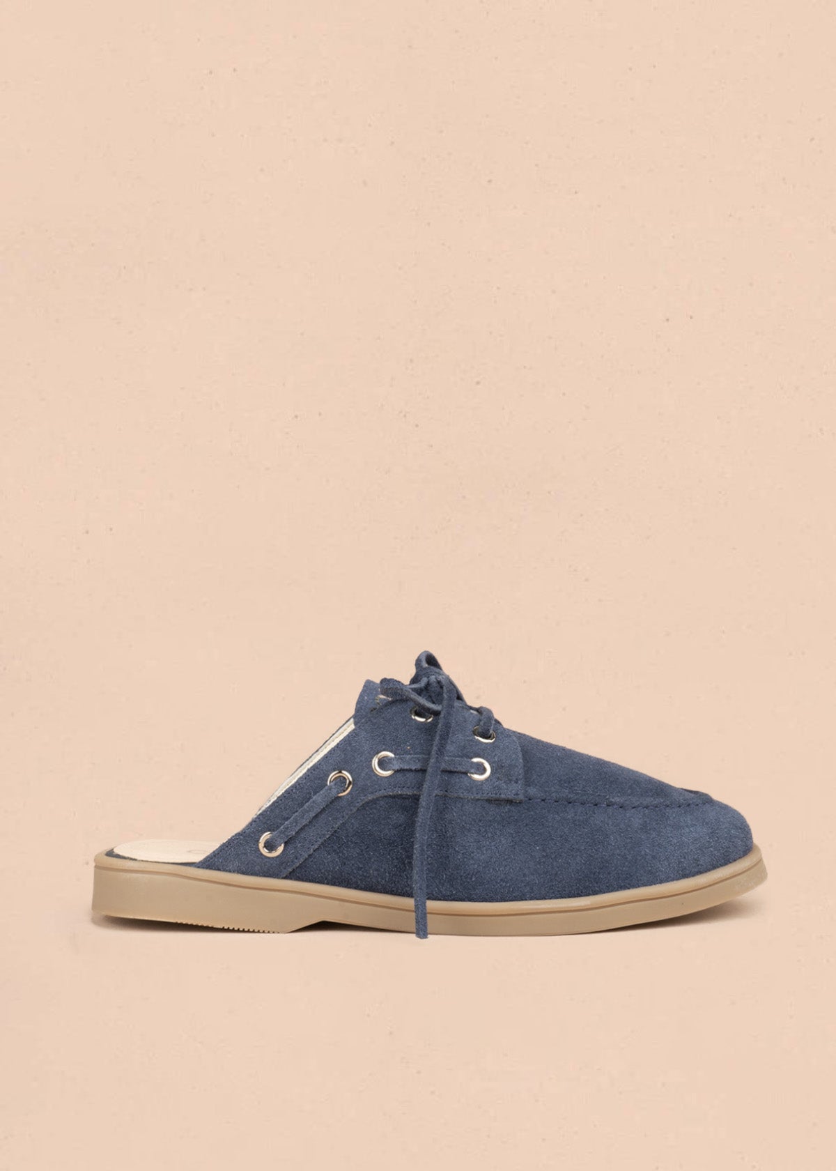 Zueco en cuero color azul estilo náutico con suela beige 106922