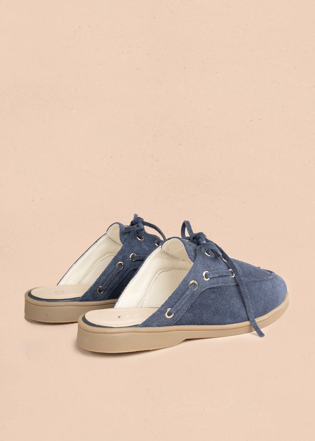 Zueco en cuero color azul estilo náutico con suela beige 106922