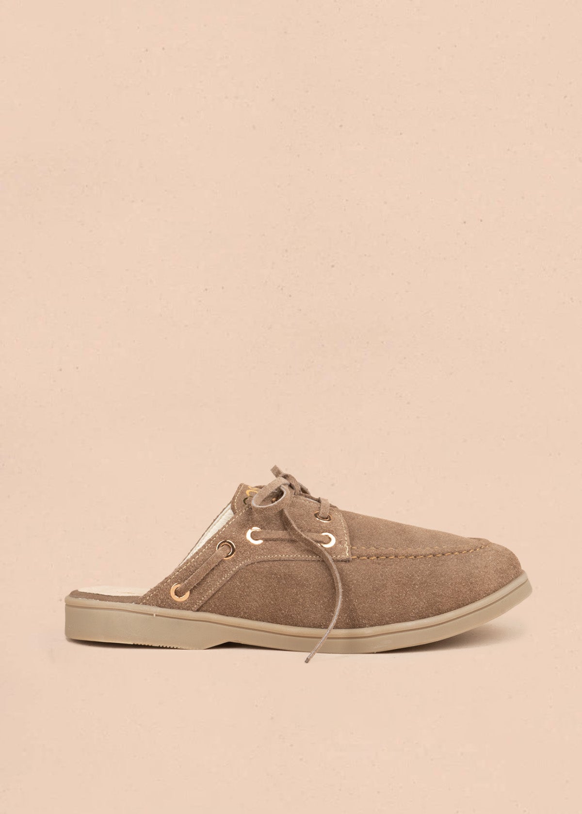 Zueco en cuero color café estilo náutico con suela beige 106922