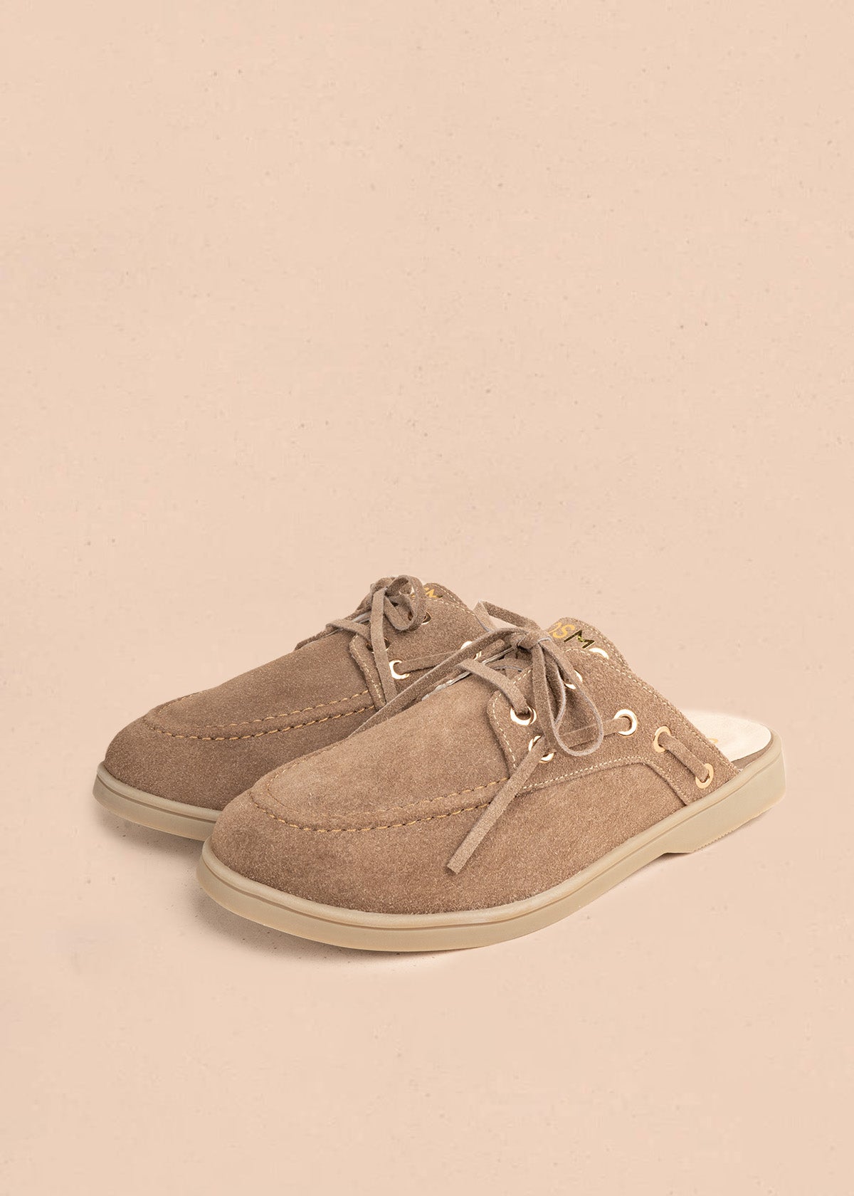 Zueco en cuero color café estilo náutico con suela beige 106922