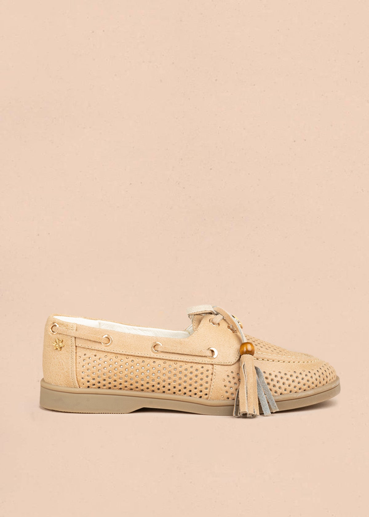 Mocasín en cuero color beige con calado, cordón y borlas 106926