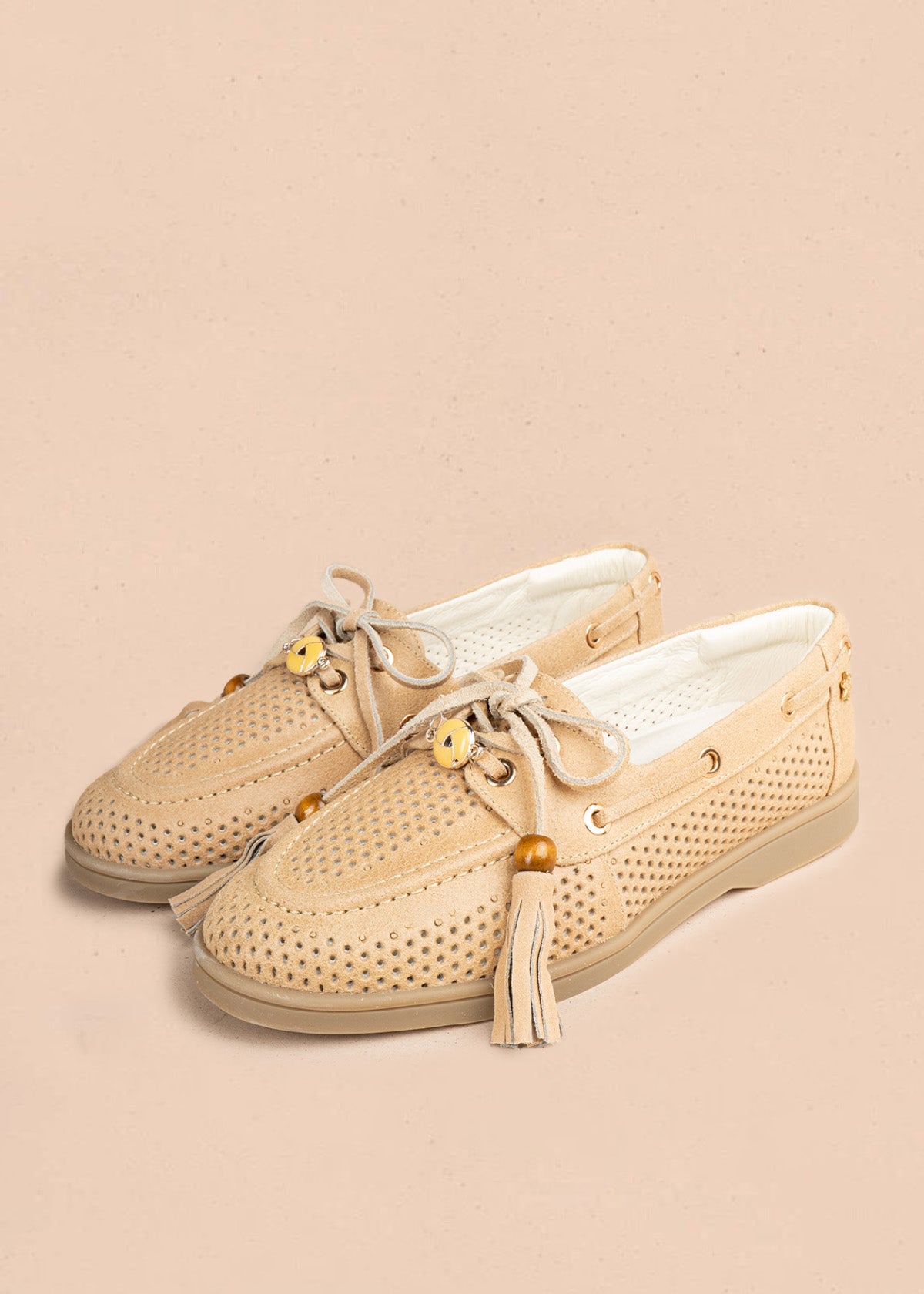 Mocasín en cuero color beige con calado, cordón y borlas 106926